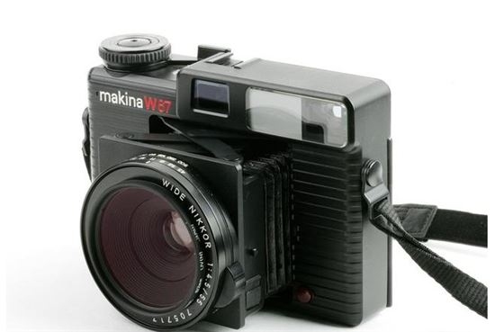 플라우벨 마키나67. 플라우벨은 원래 2차대전 때 종군기자들이 전장을 누비며 쓰던 독일카메라(1912년 탄생)였는데, 일본회사가 인수해 제작하면서 '마키나'가 붙었다. 80밀리 니코르 렌즈를 쓰는 플라우벨 마키나67은 1978년에 출시된 명품카메라이다. 