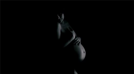 '팔레르모 슈팅'의 한 장면. 밀라요보비치가 임산부 역으로 등장했다. 임산부를 찍는 일은, 태어날 삶과 태어난 삶, 그리고 그 죽음을 함께 찍는 일이기도 하다. 