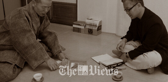 초의선사 기록을 보며 하동 잭살차를 복원한, 지리산 칠불사 자응스님을 인터뷰하고 있는 빈섬.