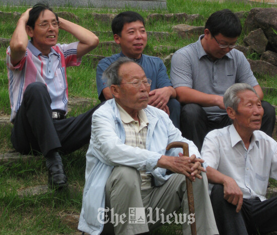 빈섬과 인터뷰하고 있는 의신마을 사람들.
