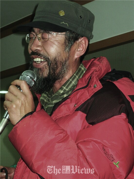 지리산 동네밴드 행사에서 만났던 분. 이현상을 떠오르게 했는데 뜻밖에 말투는 수수하고 부드러웠다.